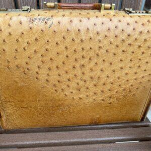 Ostrich 100% genuine briefcase in perfect condition. Vintage from the 1990's
